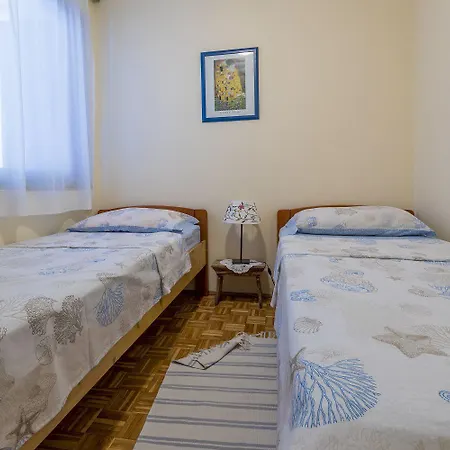 Charmantes Nur 300 Meter Zum Mit Meerblick, Waschmaschine, Wifi Apartamento Crikvenica
